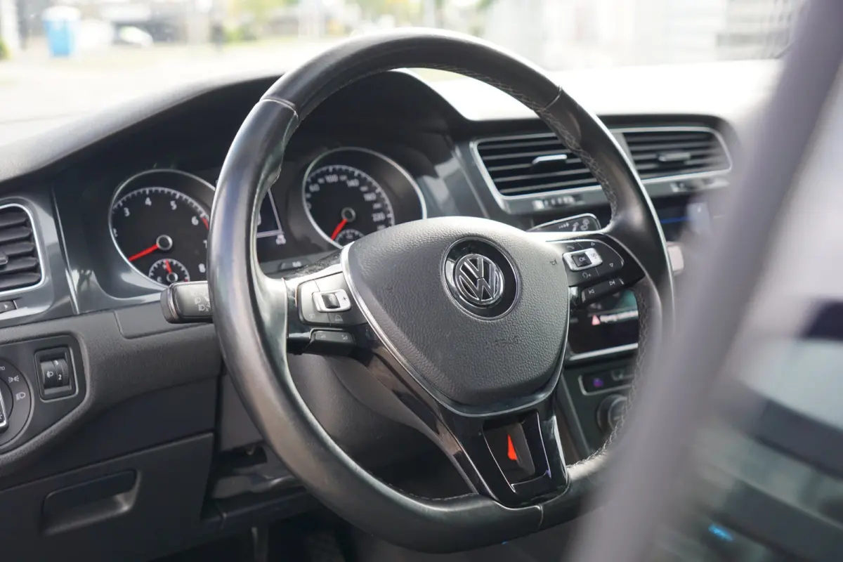 1.4 TSI Connected Series | Deep Black Metallic | AppleCarplay/Navi/Cruise/Bluetooth/A