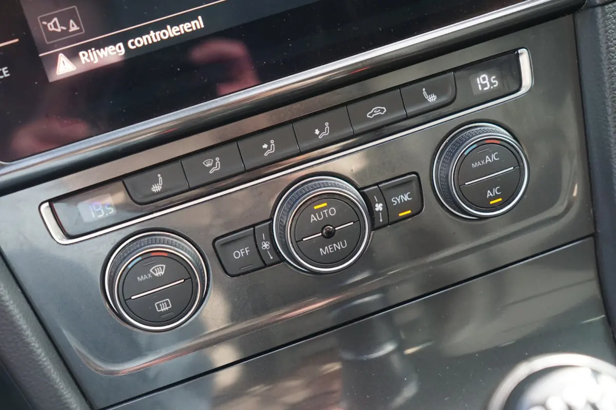 1.4 TSI Connected Series | Deep Black Metallic | AppleCarplay/Navi/Cruise/Bluetooth/A