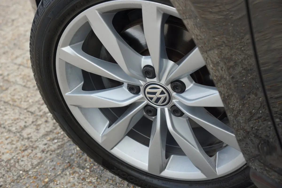 1.4 TSI Connected Series | Deep Black Metallic | AppleCarplay/Navi/Cruise/Bluetooth/A