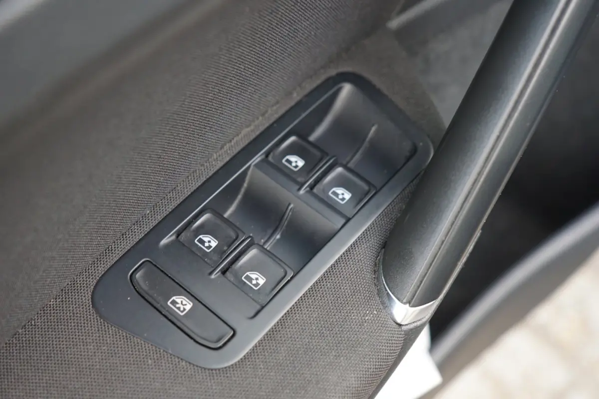 1.4 TSI Connected Series | Deep Black Metallic | AppleCarplay/Navi/Cruise/Bluetooth/A