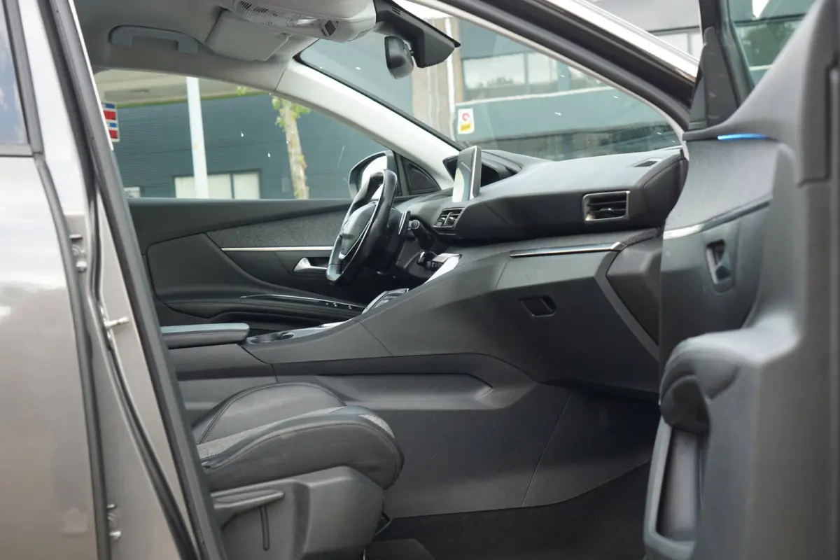1.2 PureTech Allure AUT | Gris Platinium | Carplay/Stoelverwarming/Cruise/Camera - Keurig!