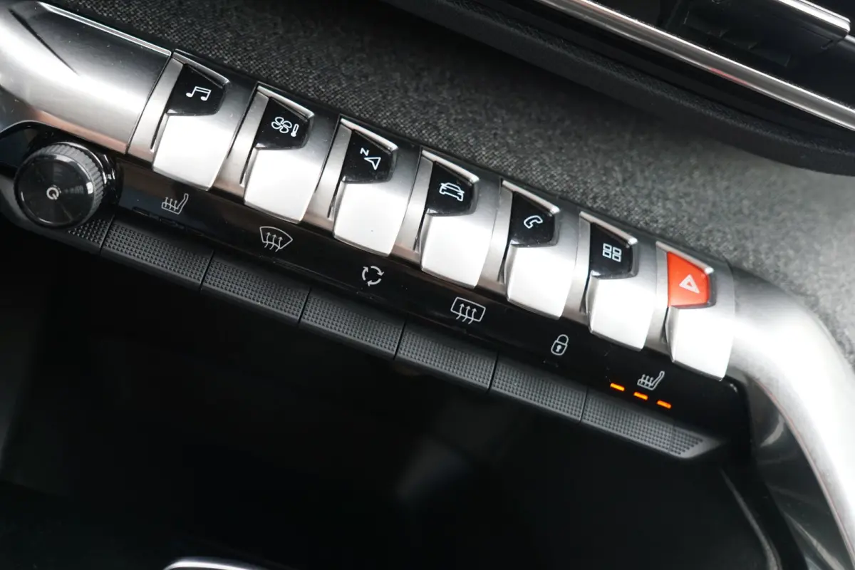 1.2 PureTech Allure AUT | Gris Platinium | Carplay/Stoelverwarming/Cruise/Camera - Keurig!