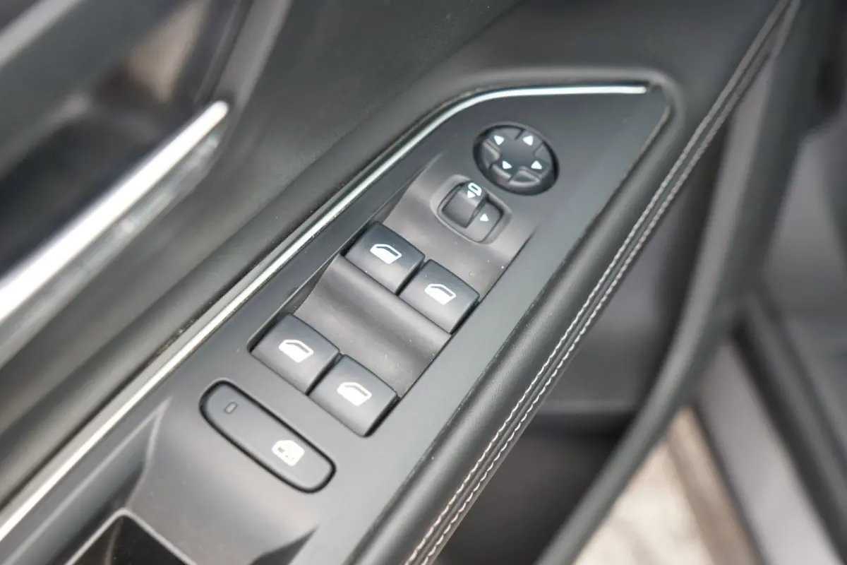 1.2 PureTech Allure AUT | Gris Platinium | Carplay/Stoelverwarming/Cruise/Camera - Keurig!