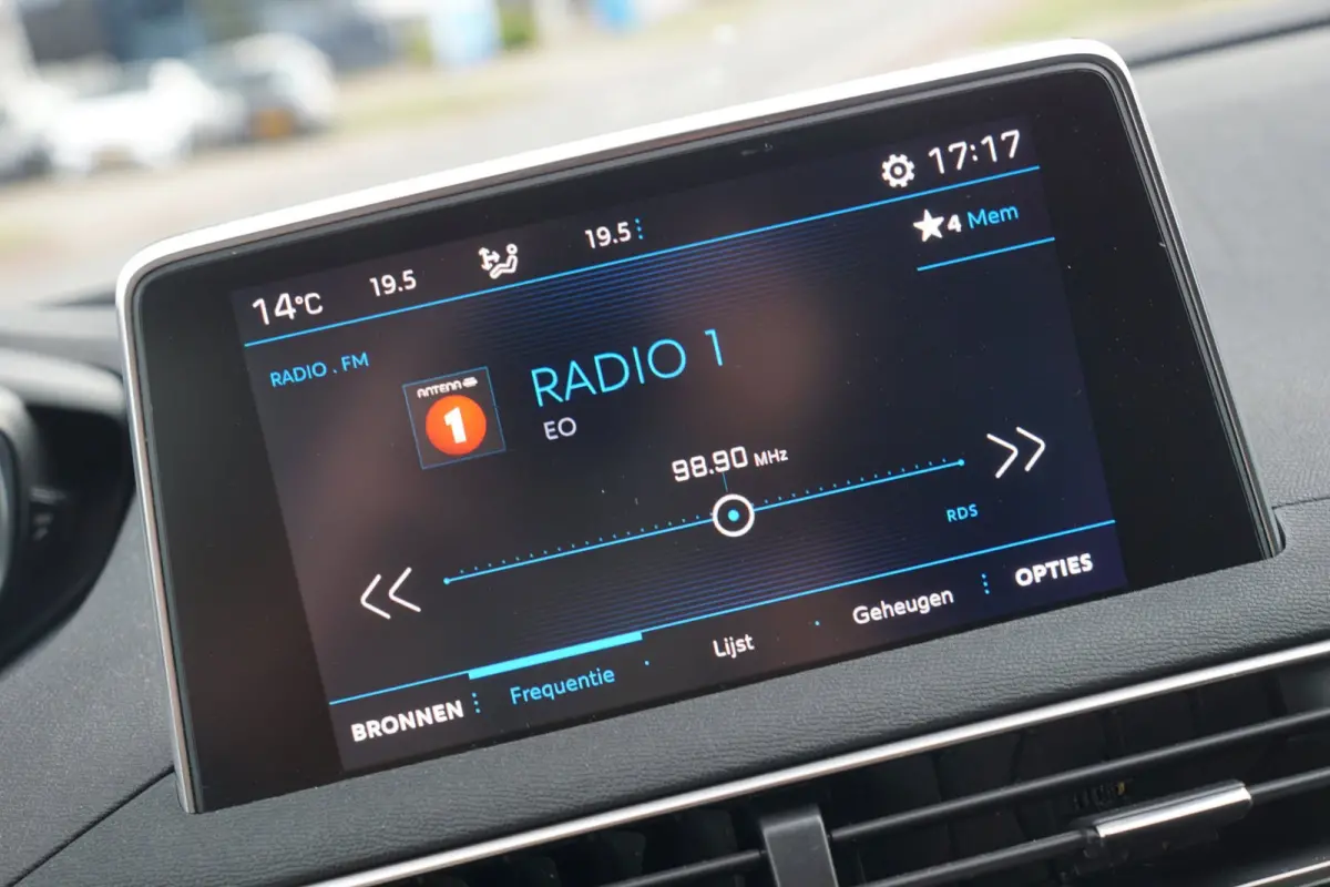 1.2 PureTech Allure AUT | Gris Platinium | Carplay/Stoelverwarming/Cruise/Camera - Keurig!
