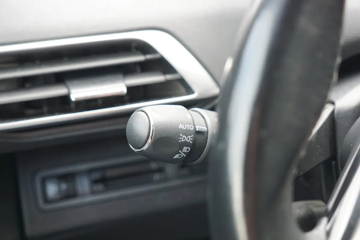 1.2 PureTech Allure AUT | Gris Platinium | Carplay/Stoelverwarming/Cruise/Camera - Keurig!