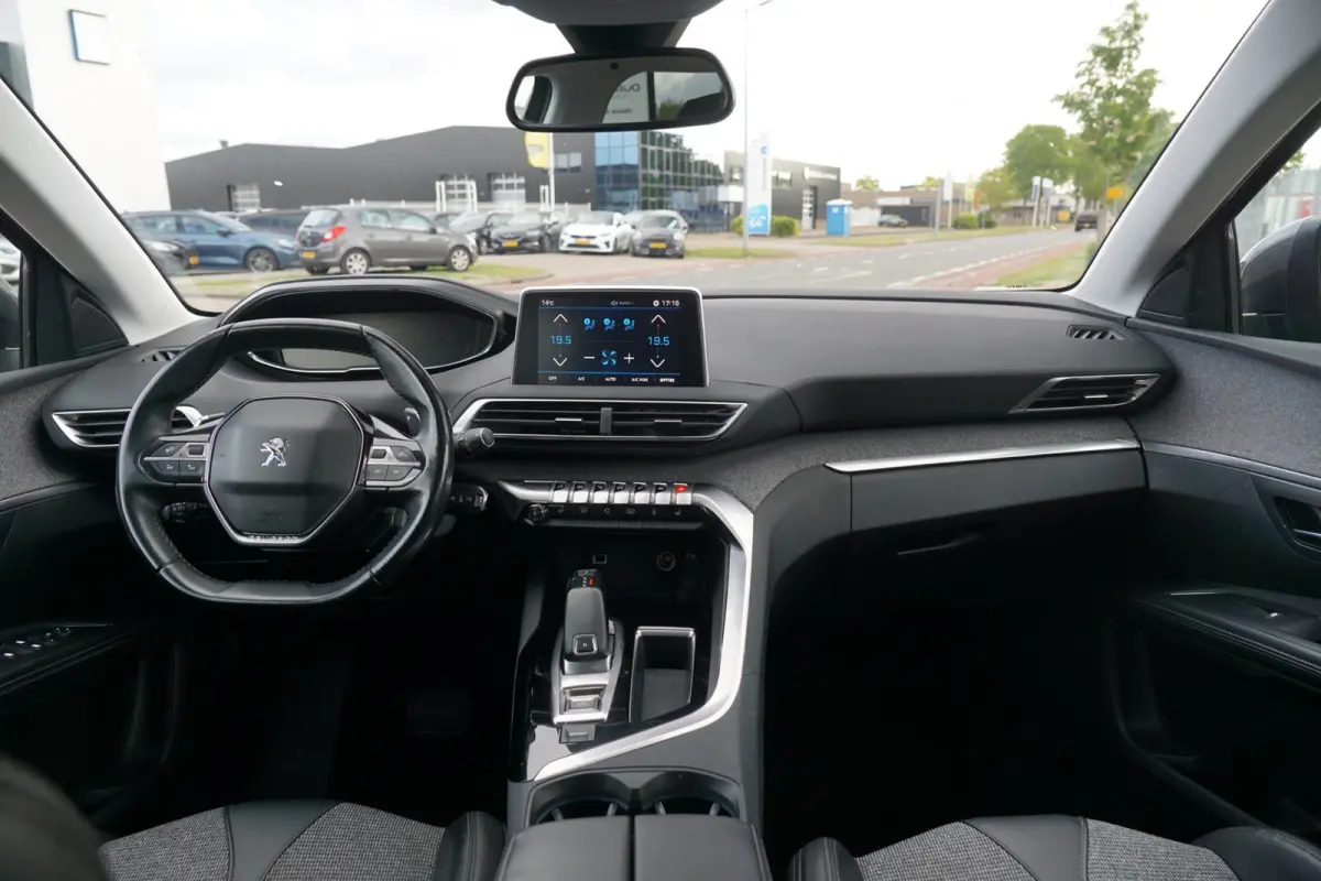 1.2 PureTech Allure AUT | Gris Platinium | Carplay/Stoelverwarming/Cruise/Camera - Keurig!