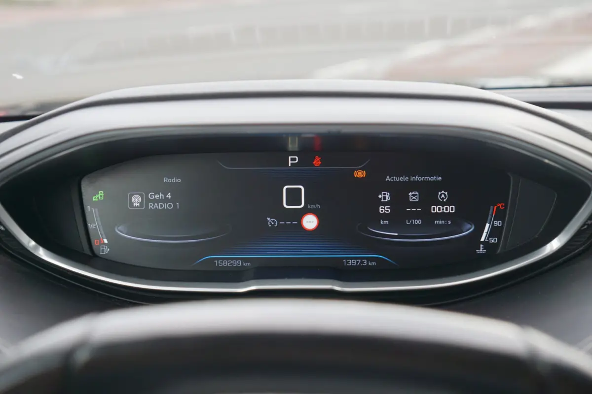 1.2 PureTech Allure AUT | Gris Platinium | Carplay/Stoelverwarming/Cruise/Camera - Keurig!