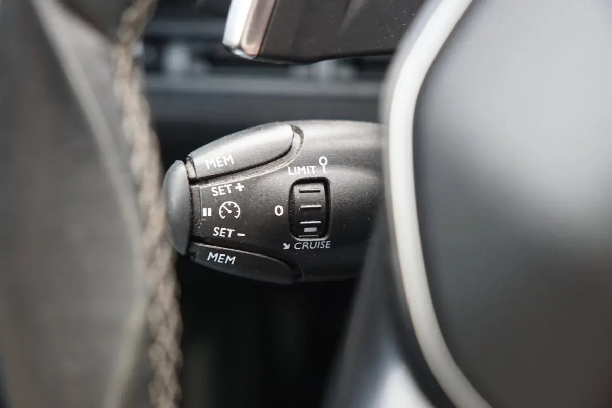 1.2 PureTech Allure AUT | Gris Platinium | Carplay/Stoelverwarming/Cruise/Camera - Keurig!