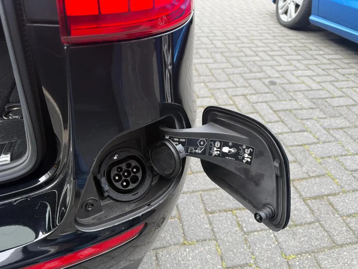 300 e AMG Line | 1E EIGENAAR | 12MND GARANTIE | SCHUIFDAK | LED | SFEER | CARPLAY | DAB | CAMERA | TREKHAAK |