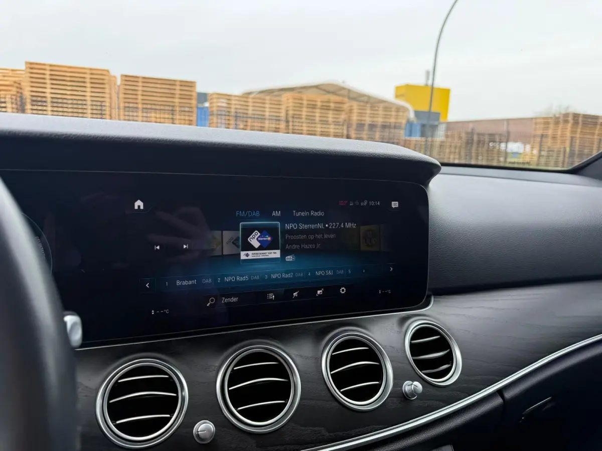 300 e AMG Line | 1E EIGENAAR | 12MND GARANTIE | SCHUIFDAK | LED | SFEER | CARPLAY | DAB | CAMERA | TREKHAAK |