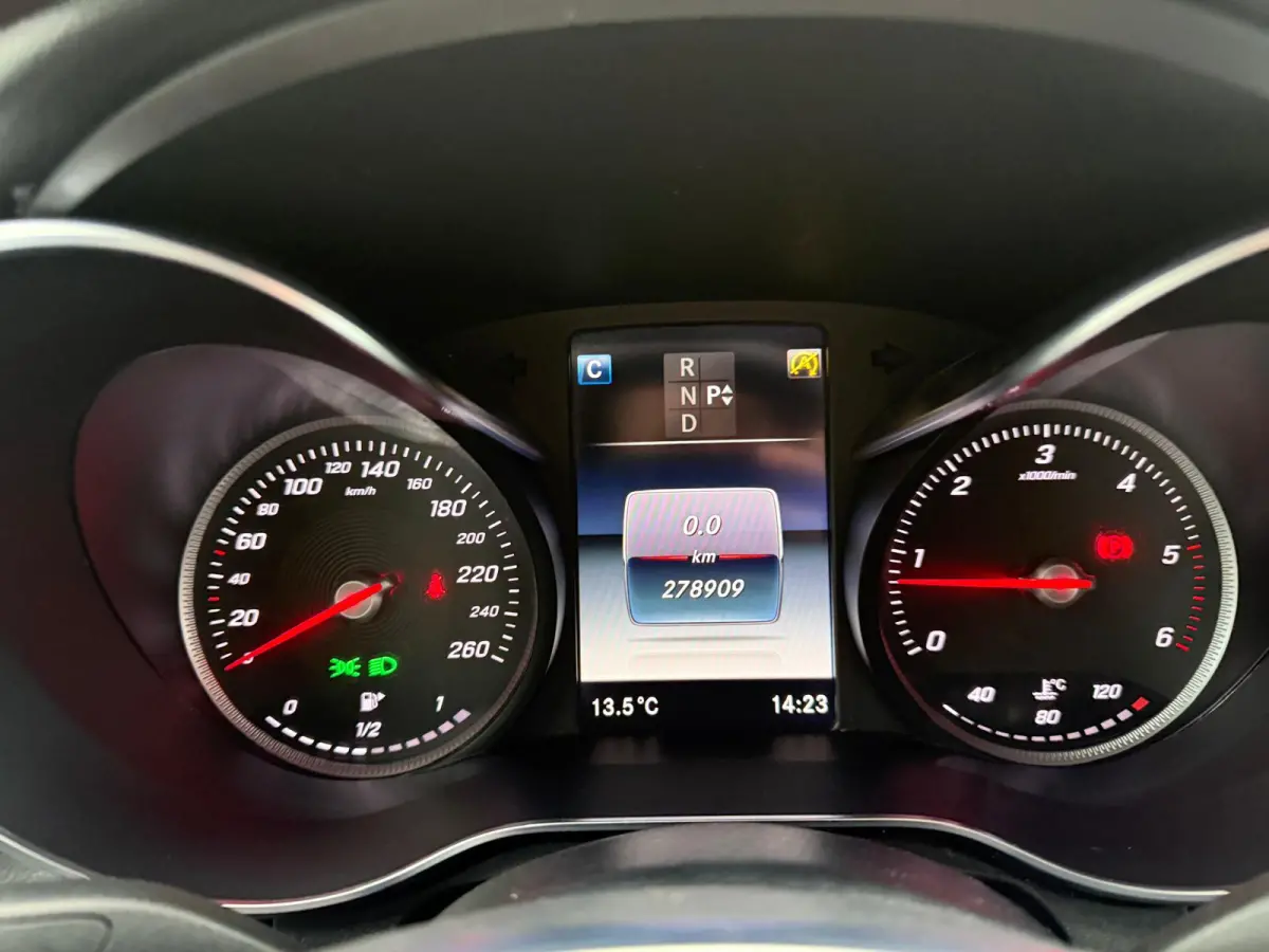 220 d 4MATIC Premium Plus | 3/6/12MND GARANTIE | LED | CARPLAY | PANODAK | CRUISE | NAVI | TREKHAAK |