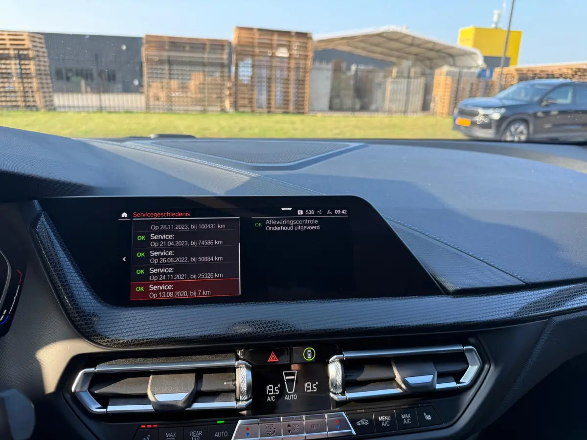 116d Executive | 1E EIGENAAR | 3/6/12MND GARANTIE | AUTOMAAT | LED | CARPLAY | SFEERVERLICHTING | CRUISE | AIRCO |