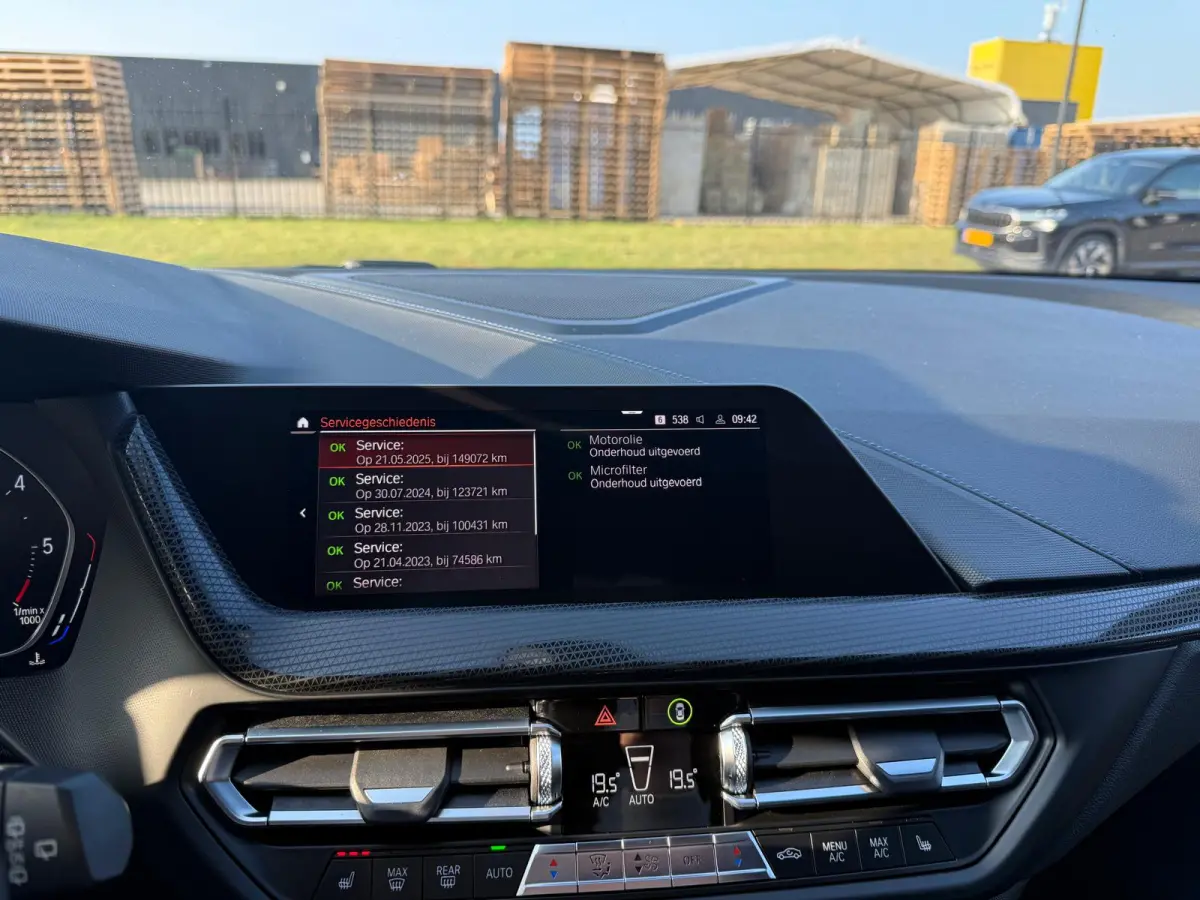 116d Executive | 1E EIGENAAR | 3/6/12MND GARANTIE | AUTOMAAT | LED | CARPLAY | SFEERVERLICHTING | CRUISE | AIRCO |