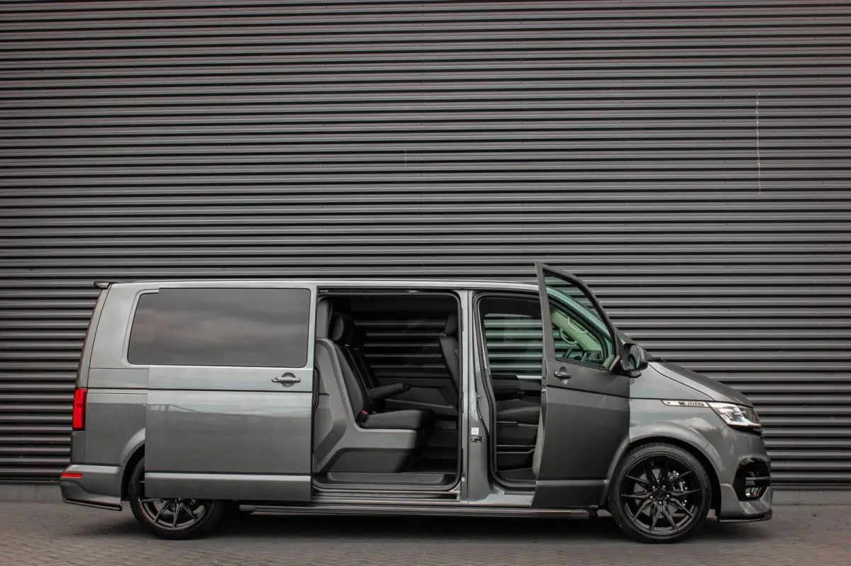 2.0 TDI L2H1 150PK BULLI DC DUBBEL CABINE / LEIGHTONVANS BODYKIT / FULL OPTINS / LEDER / FULL BLACK / APPLE