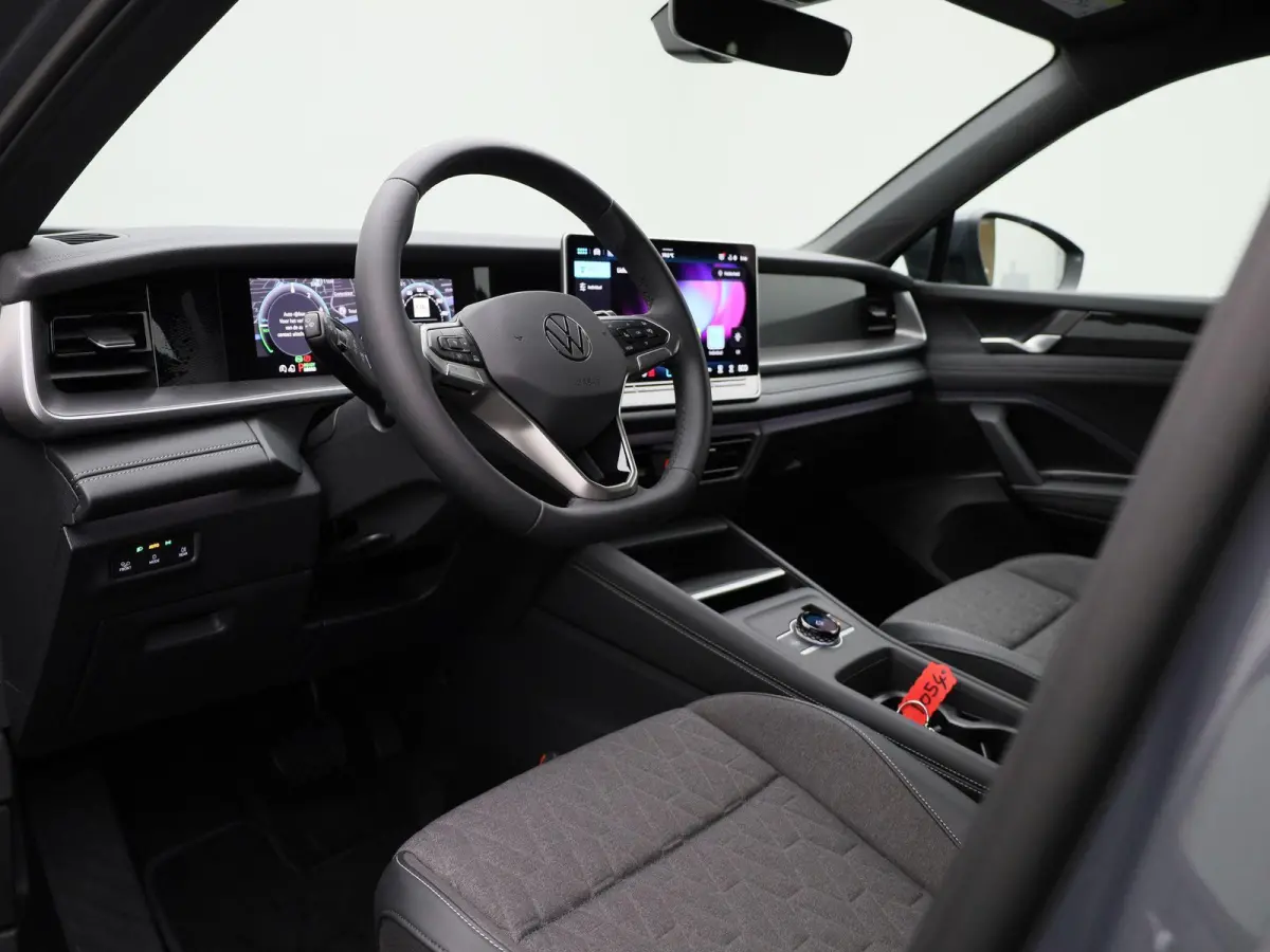1.5 eHybrid Life Edition 204PK | Navigatie | Adaptieve cruise control | Stoel en Stuurverwarming | 360 camera | Trekhaak | Elektrische Klep | 18"inch Napoli velgen | Design pakket Dark |