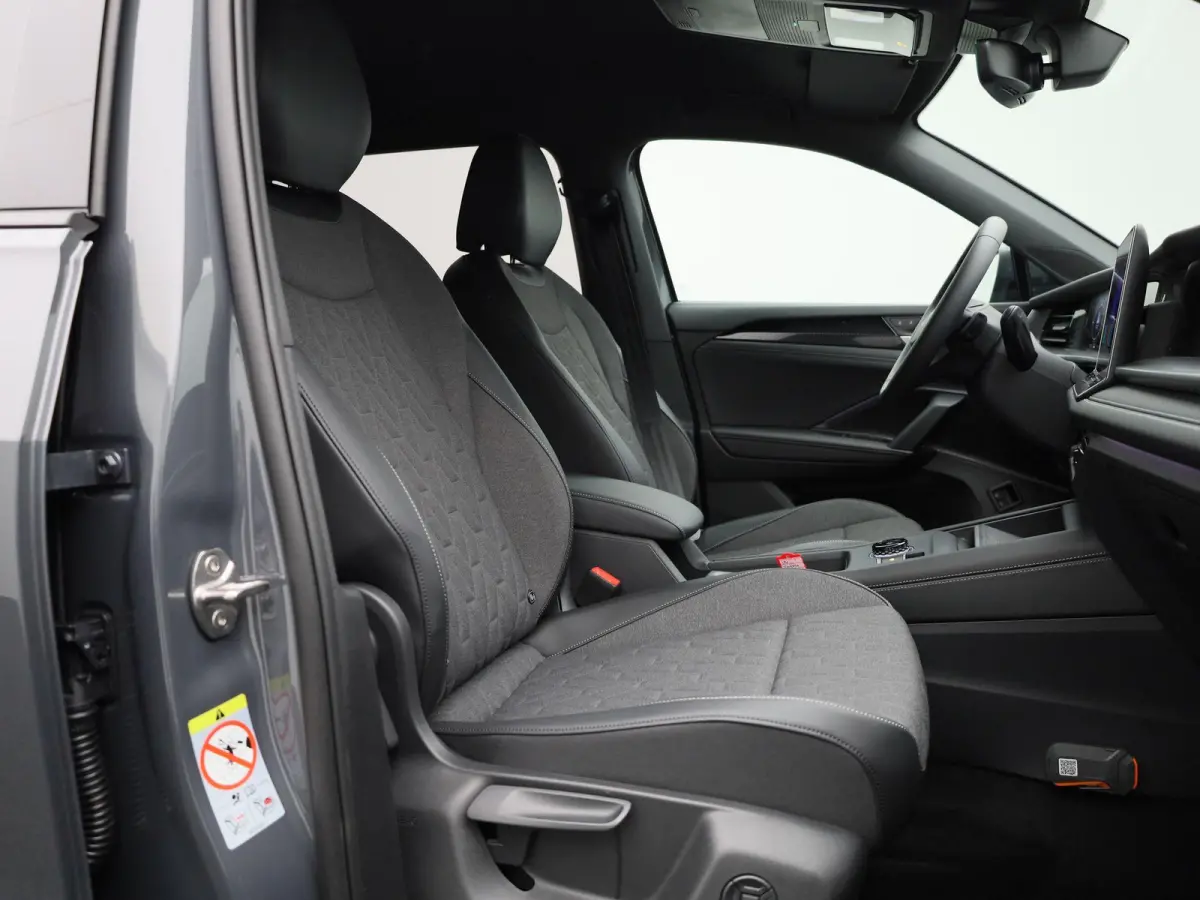 1.5 eHybrid Life Edition 204PK | Navigatie | Adaptieve cruise control | Stoel en Stuurverwarming | 360 camera | Trekhaak | Elektrische Klep | 18"inch Napoli velgen | Design pakket Dark |