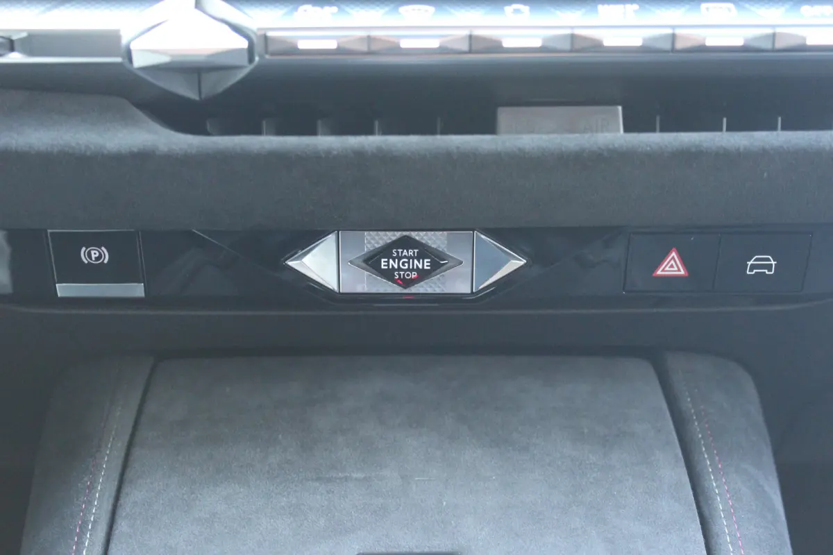 1.2 PURETECH 130PK PERFORMANCE LINE+ AUTOMAAT / NAVI / LEDER / CLIMA / FULL-LED / PDC / 19" LMV / CAMERA / KEYLESS / BLUETOOTH / ADAPT. CRUISECONTROL / 1E EIGENAAR / NIEUWSTAAT !!