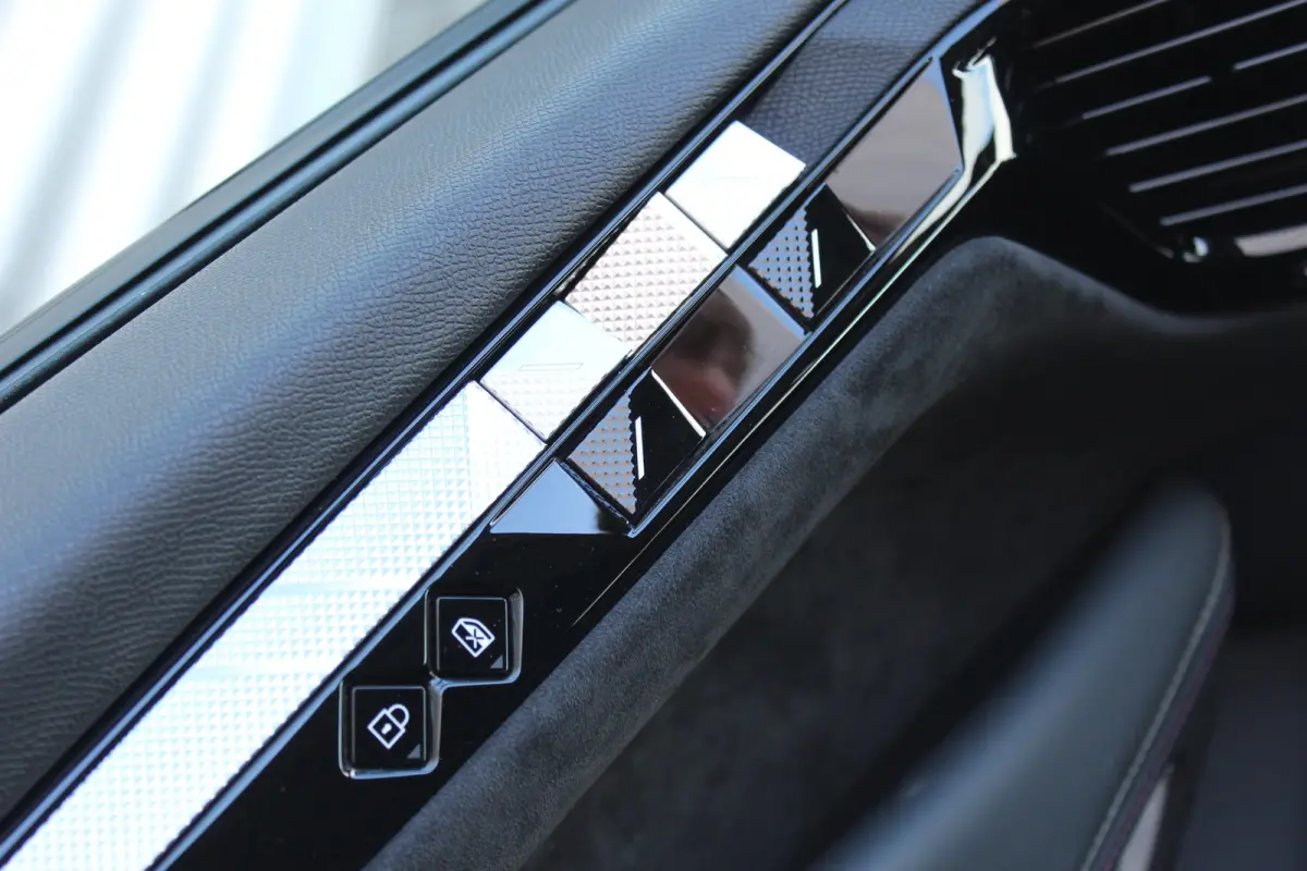 1.2 PURETECH 130PK PERFORMANCE LINE+ AUTOMAAT / NAVI / LEDER / CLIMA / FULL-LED / PDC / 19" LMV / CAMERA / KEYLESS / BLUETOOTH / ADAPT. CRUISECONTROL / 1E EIGENAAR / NIEUWSTAAT !!