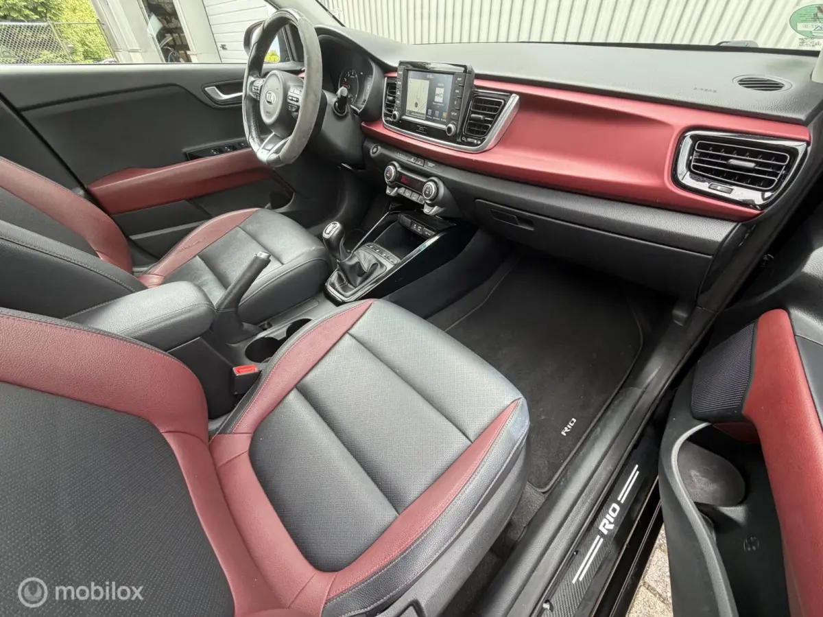 1.0 TGDI 120PK Platinum / Schuifdak / Leer / Carplay / Stoel+Stuurverwarming / Camera / DAB+ / NAP