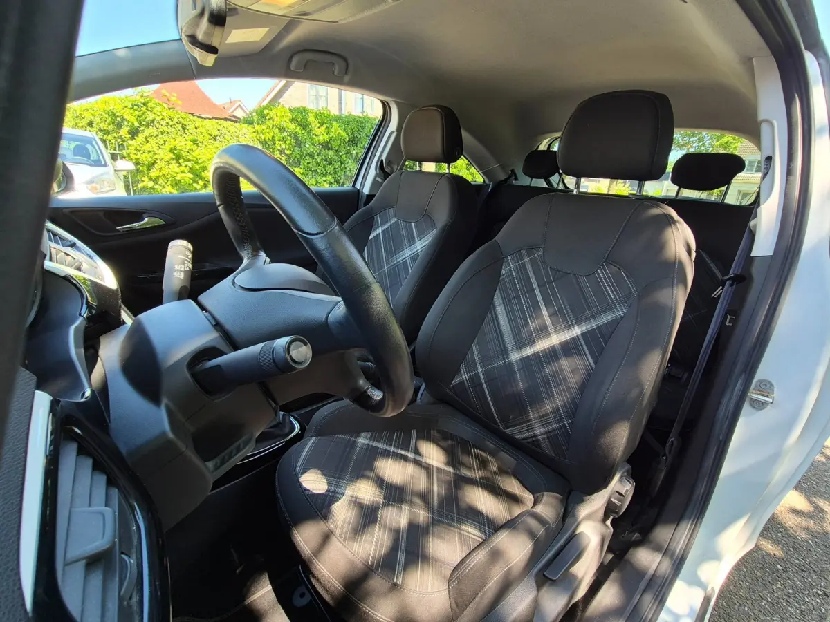 1.4 16V Cosmo Sport Pakket Navi Stuurverwarming Line Assist Cruise Control NAP 1.4-16V Cosmo