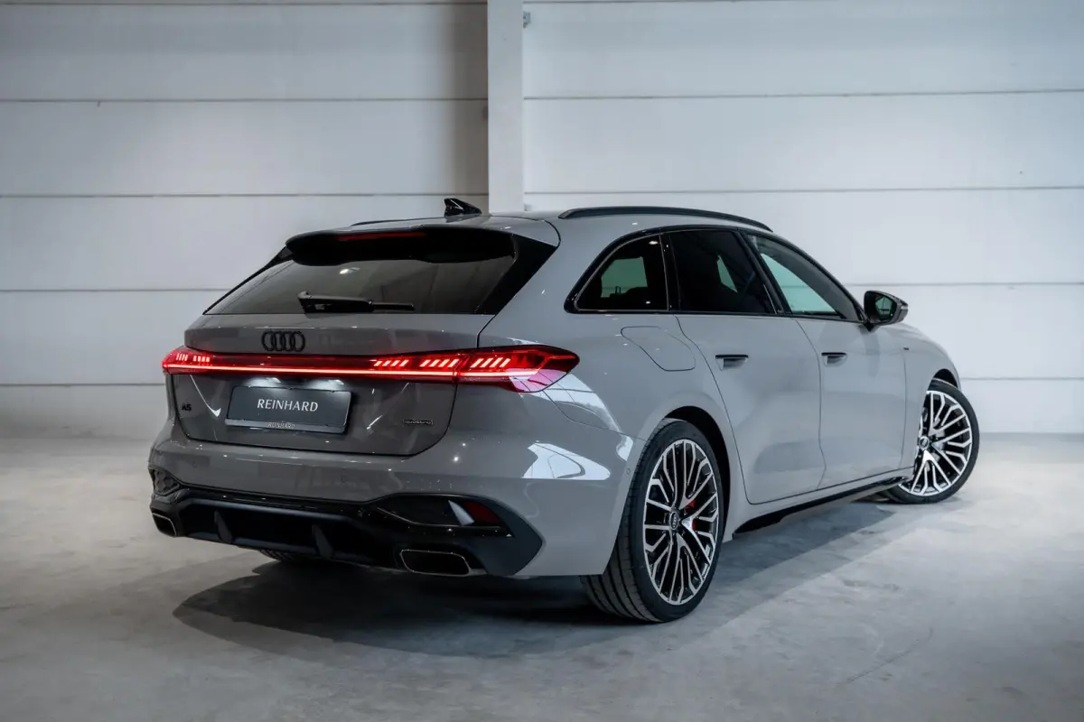 Avant 2.0 Quattro S edition Competition / 5 jaar Garantie / Audi Exclusive Nardo Grey / Trekhaak / Pano / S Interieur