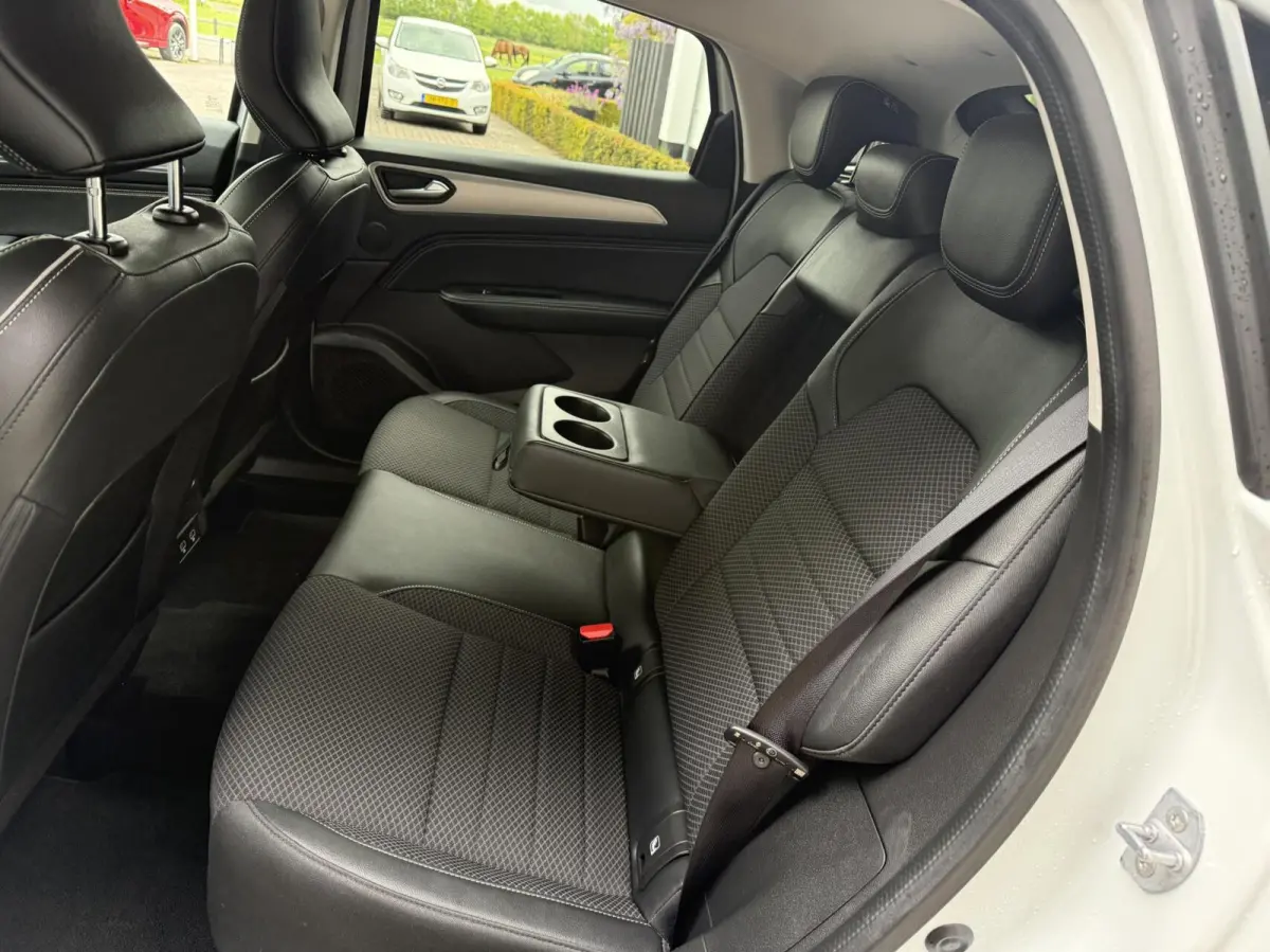 1.6 E-Tech Hybrid 145 Intens *ALL-IN PRIJS*