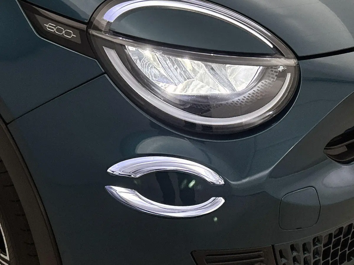 Urban 1.2 110pk Automaat | Stoelverwarming | Navigatie | Climate Control | Cruise Control | Camera | 17"LMV | LED | Keyless Entry/Start | Verwarmbare Voorruit | Apple Carplay/Android Auto |