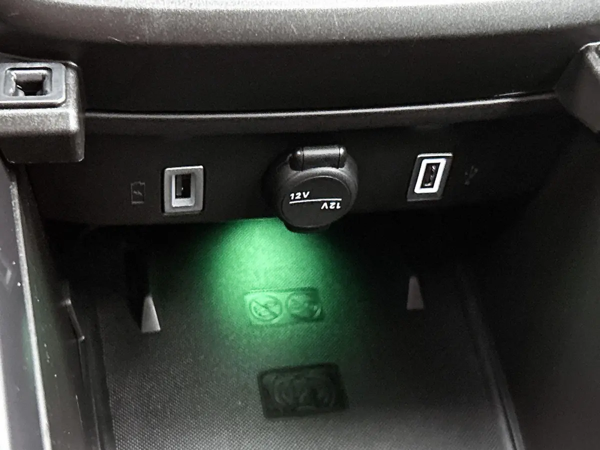 Urban 1.2 110pk Automaat | Stoelverwarming | Navigatie | Climate Control | Cruise Control | Camera | 17"LMV | LED | Keyless Entry/Start | Verwarmbare Voorruit | Apple Carplay/Android Auto |