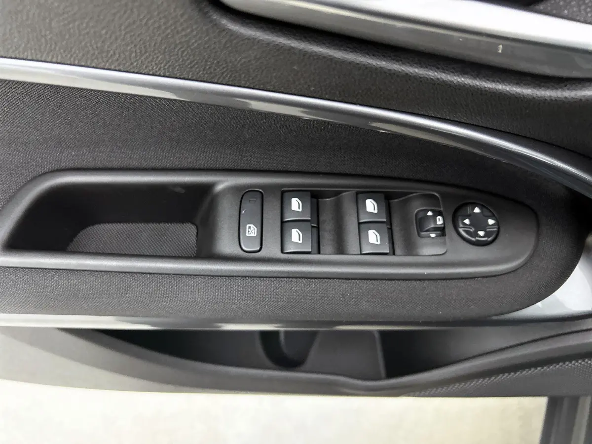 Urban 1.2 110pk Automaat | Stoelverwarming | Navigatie | Climate Control | Cruise Control | Camera | 17"LMV | LED | Keyless Entry/Start | Verwarmbare Voorruit | Apple Carplay/Android Auto |