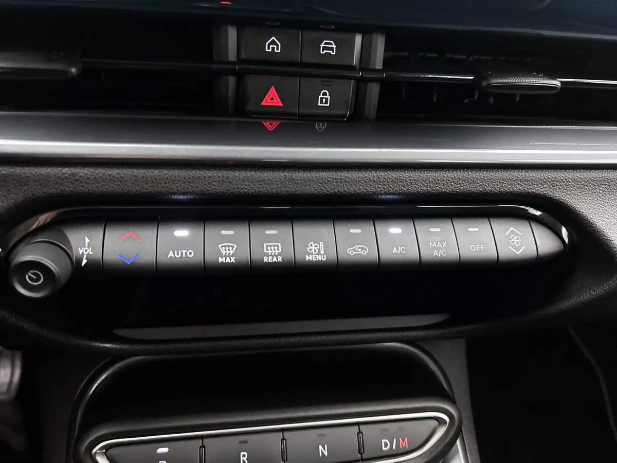 Urban 1.2 110pk Automaat | Stoelverwarming | Navigatie | Climate Control | Cruise Control | Camera | 17"LMV | LED | Keyless Entry/Start | Verwarmbare Voorruit | Apple Carplay/Android Auto |