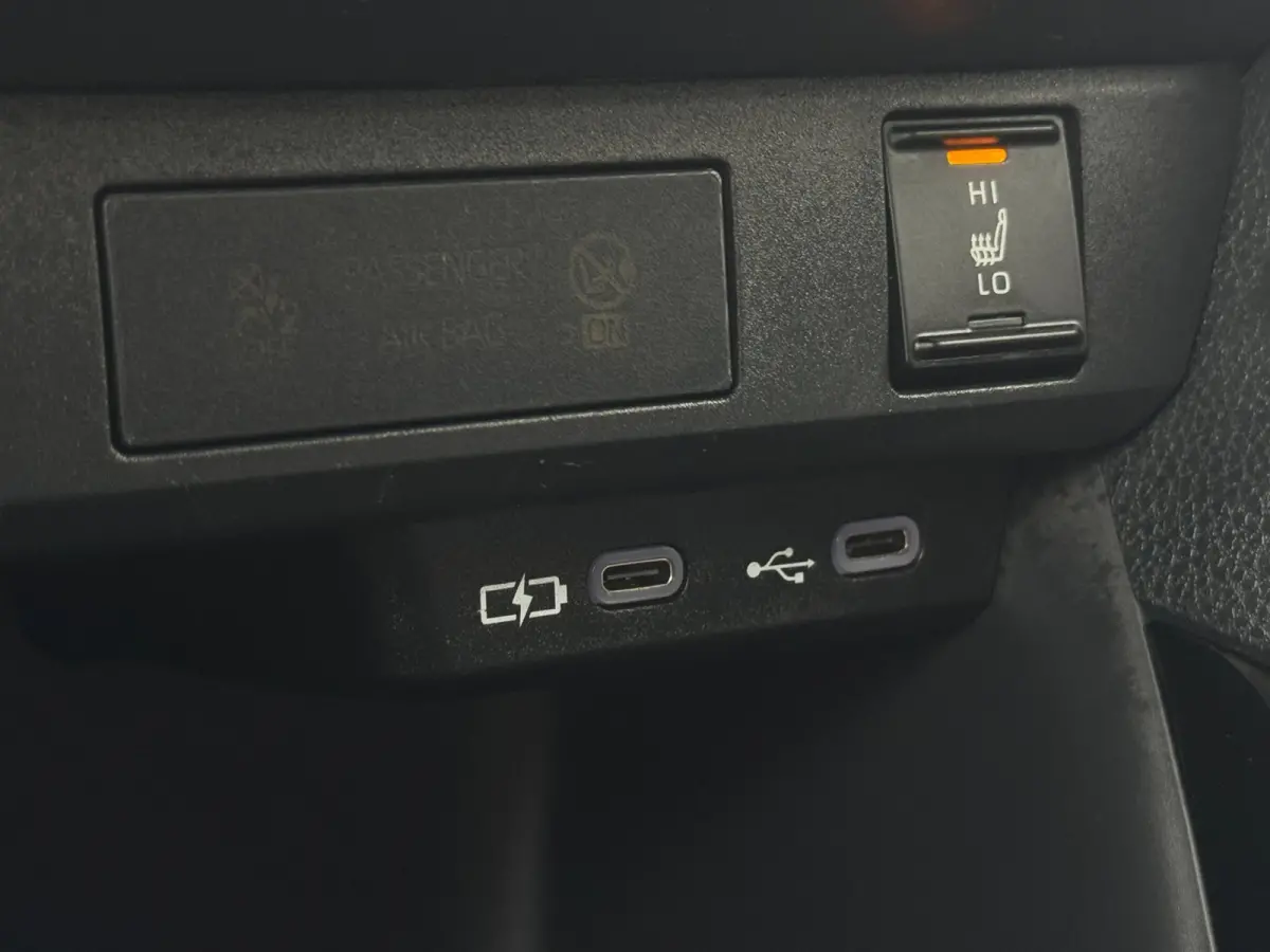 1.5 VVT-i First Edition LED / CARPLAY / STOELVERW. / CAMERA / LANE ASSIST / CRUISE CONTROL / DEALER OND.