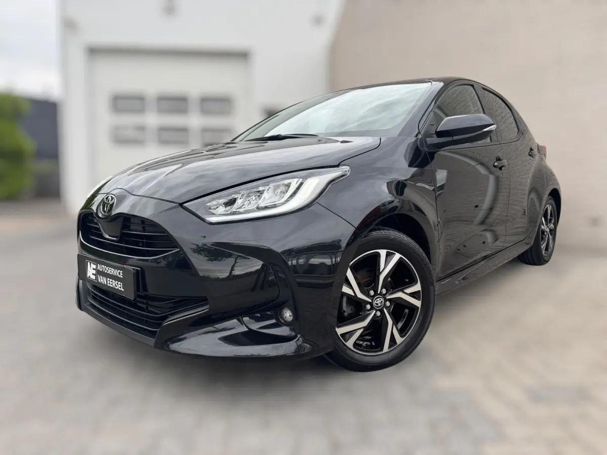 1.5 VVT-i First Edition LED / CARPLAY / STOELVERW. / CAMERA / LANE ASSIST / CRUISE CONTROL / DEALER OND.