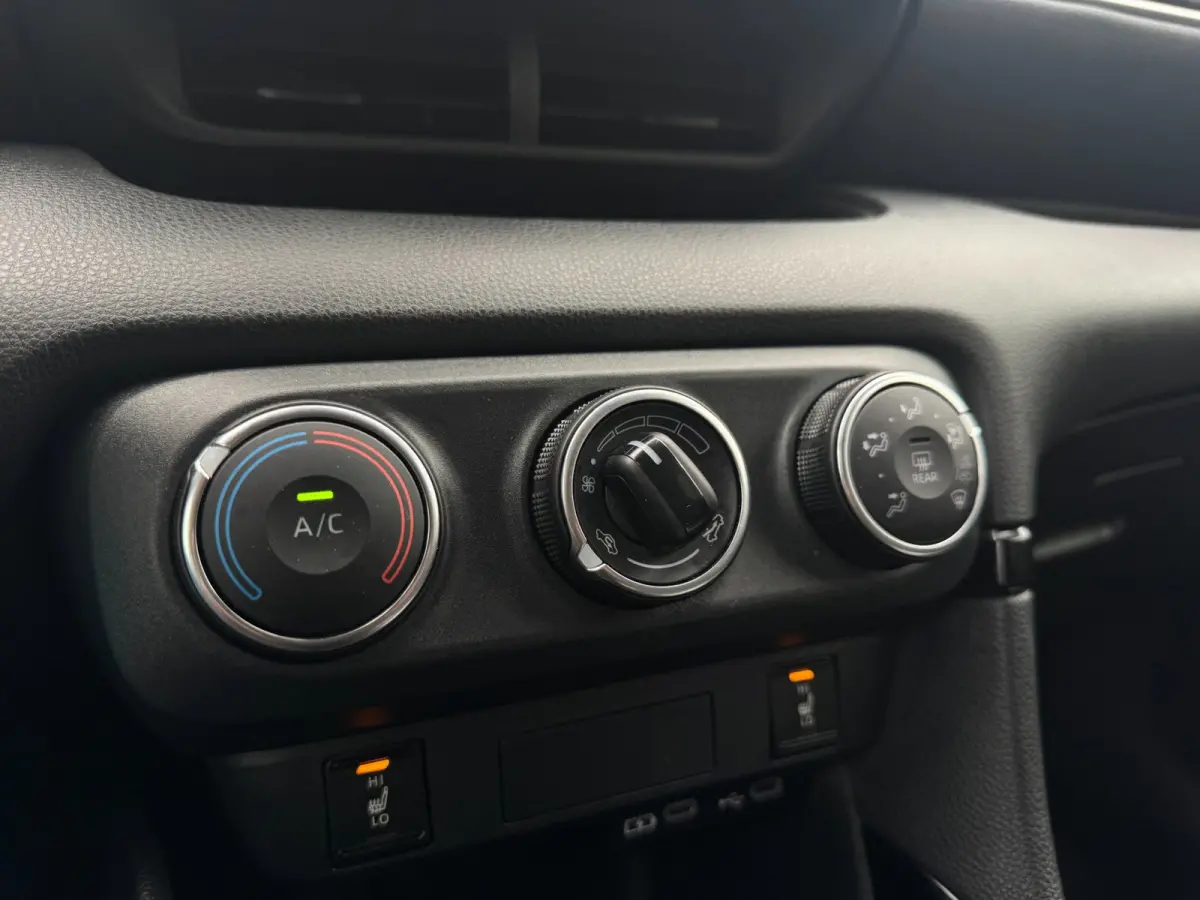 1.5 VVT-i First Edition LED / CARPLAY / STOELVERW. / CAMERA / LANE ASSIST / CRUISE CONTROL / DEALER OND.