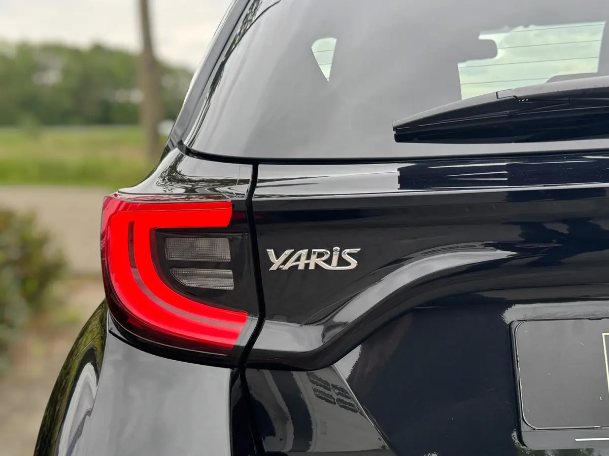 1.5 VVT-i First Edition LED / CARPLAY / STOELVERW. / CAMERA / LANE ASSIST / CRUISE CONTROL / DEALER OND.