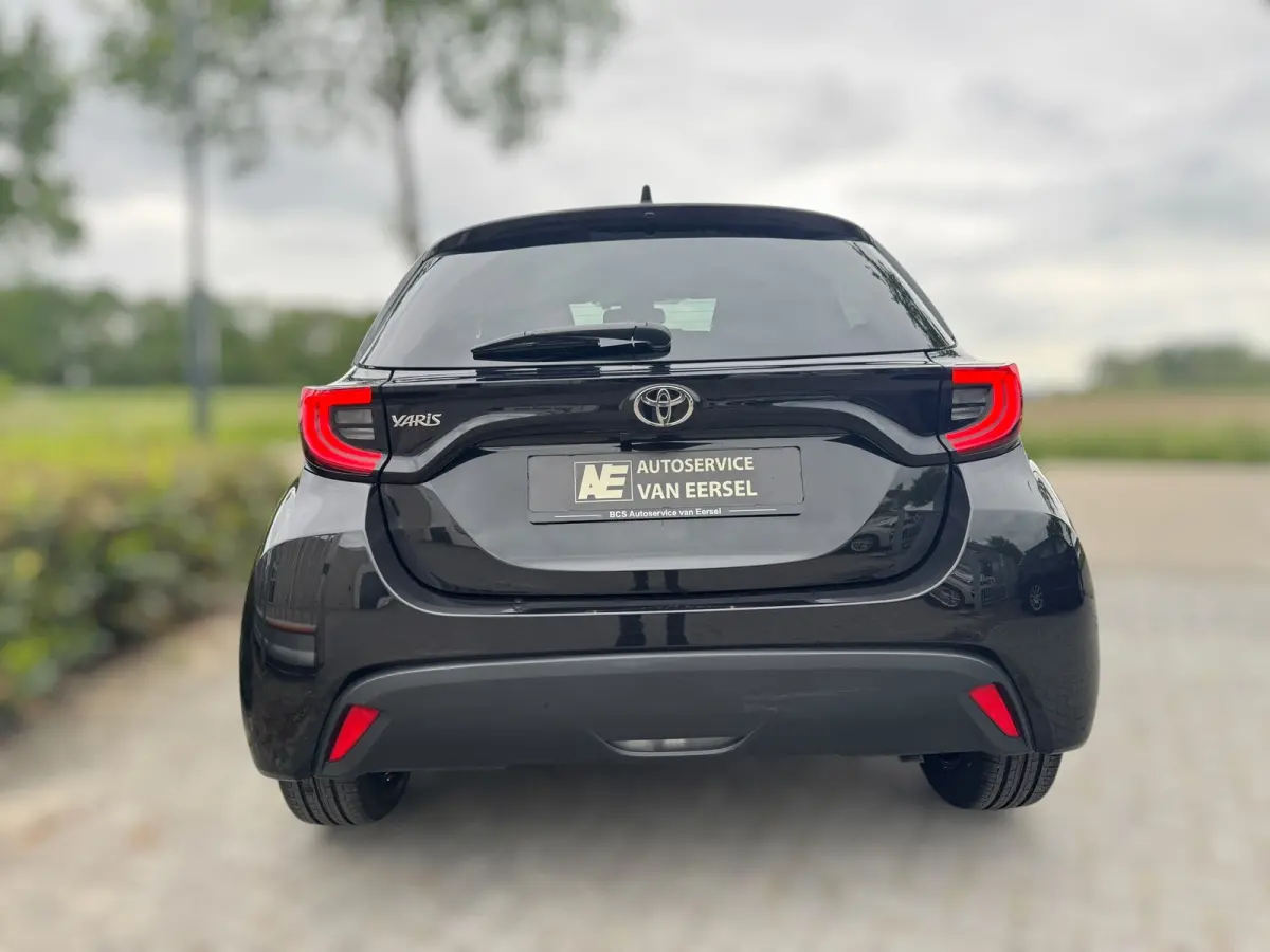 1.5 VVT-i First Edition LED / CARPLAY / STOELVERW. / CAMERA / LANE ASSIST / CRUISE CONTROL / DEALER OND.