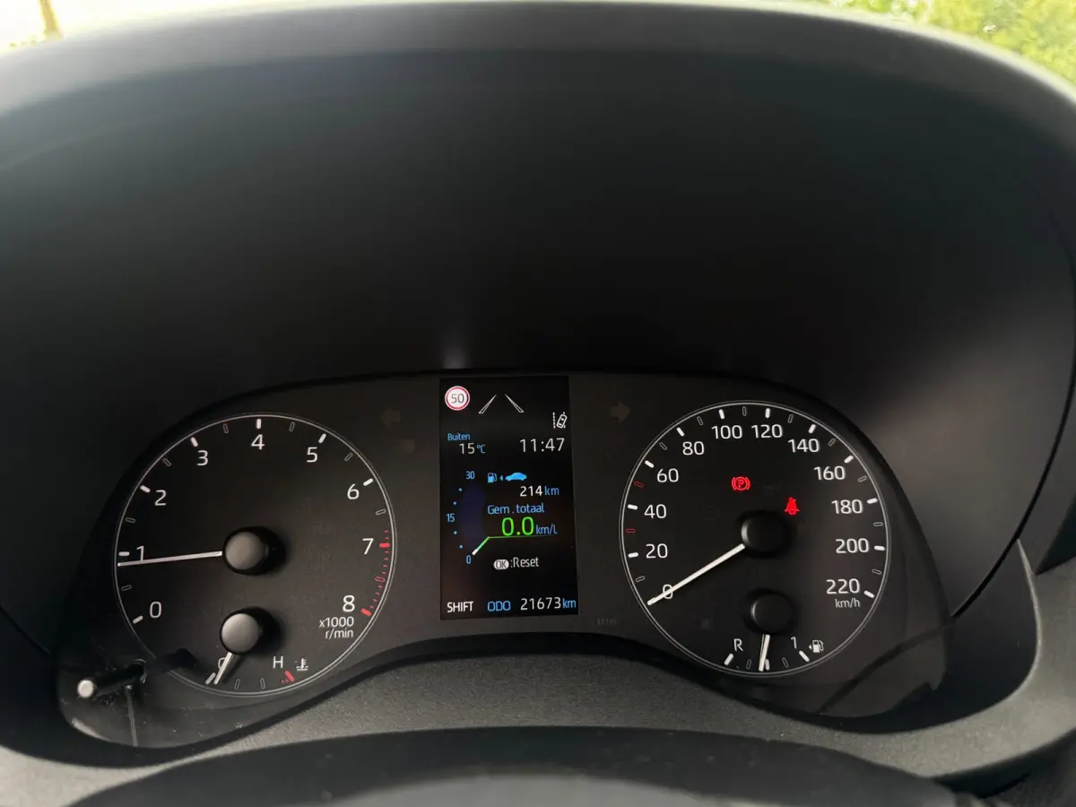 1.5 VVT-i First Edition LED / CARPLAY / STOELVERW. / CAMERA / LANE ASSIST / CRUISE CONTROL / DEALER OND.