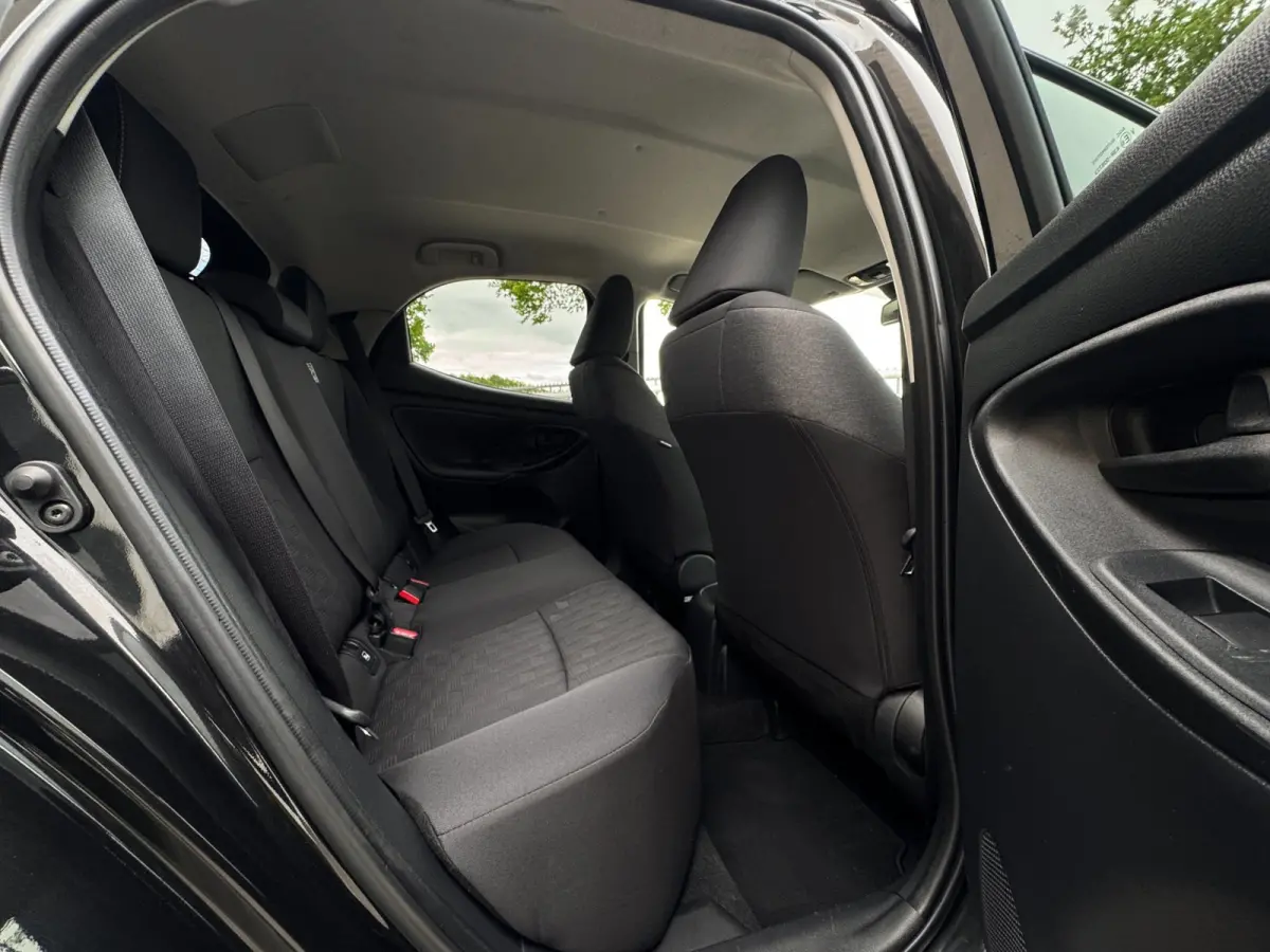 1.5 VVT-i First Edition LED / CARPLAY / STOELVERW. / CAMERA / LANE ASSIST / CRUISE CONTROL / DEALER OND.