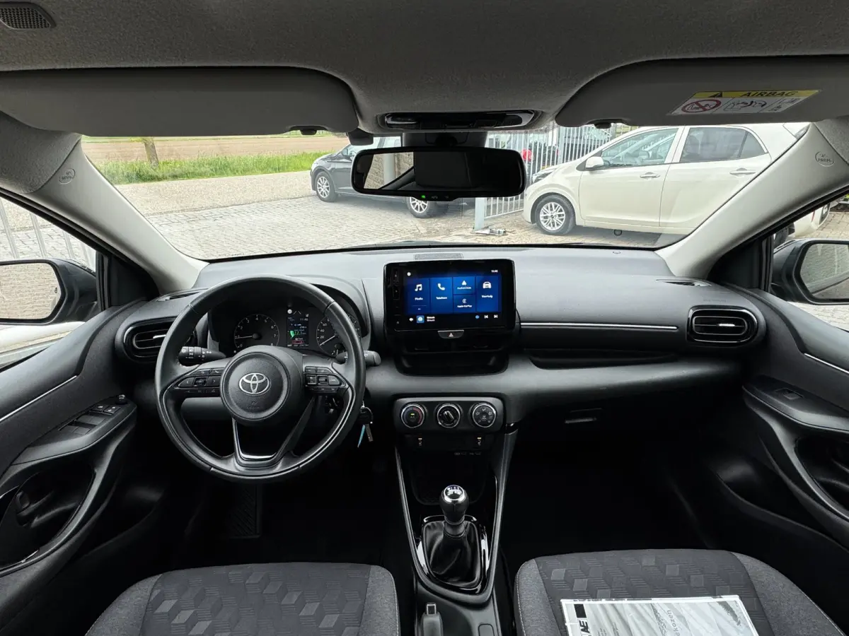 1.5 VVT-i First Edition LED / CARPLAY / STOELVERW. / CAMERA / LANE ASSIST / CRUISE CONTROL / DEALER OND.
