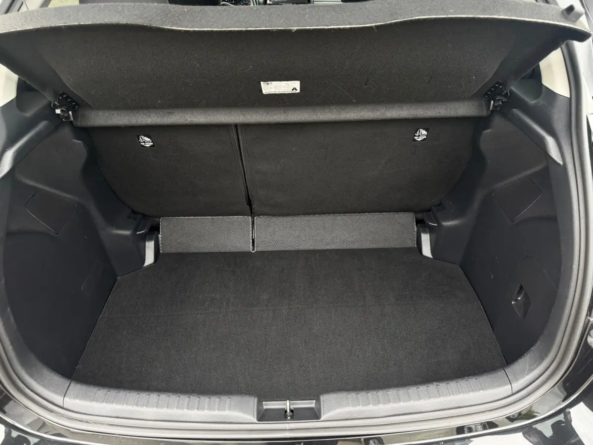 1.5 VVT-i First Edition LED / CARPLAY / STOELVERW. / CAMERA / LANE ASSIST / CRUISE CONTROL / DEALER OND.