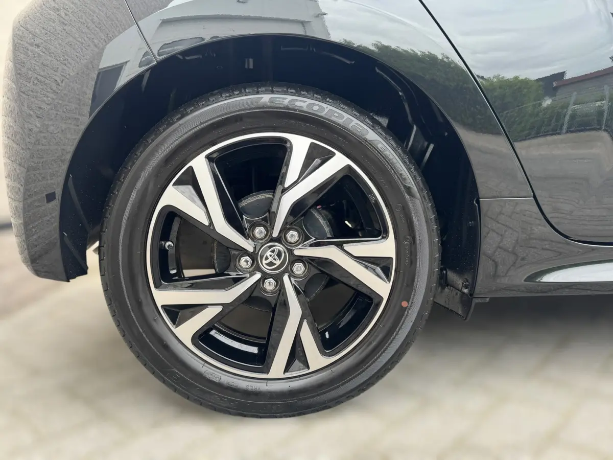1.5 VVT-i First Edition LED / CARPLAY / STOELVERW. / CAMERA / LANE ASSIST / CRUISE CONTROL / DEALER OND.