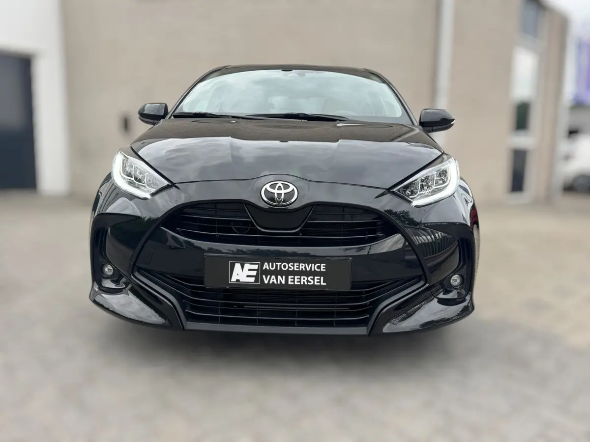 1.5 VVT-i First Edition LED / CARPLAY / STOELVERW. / CAMERA / LANE ASSIST / CRUISE CONTROL / DEALER OND.