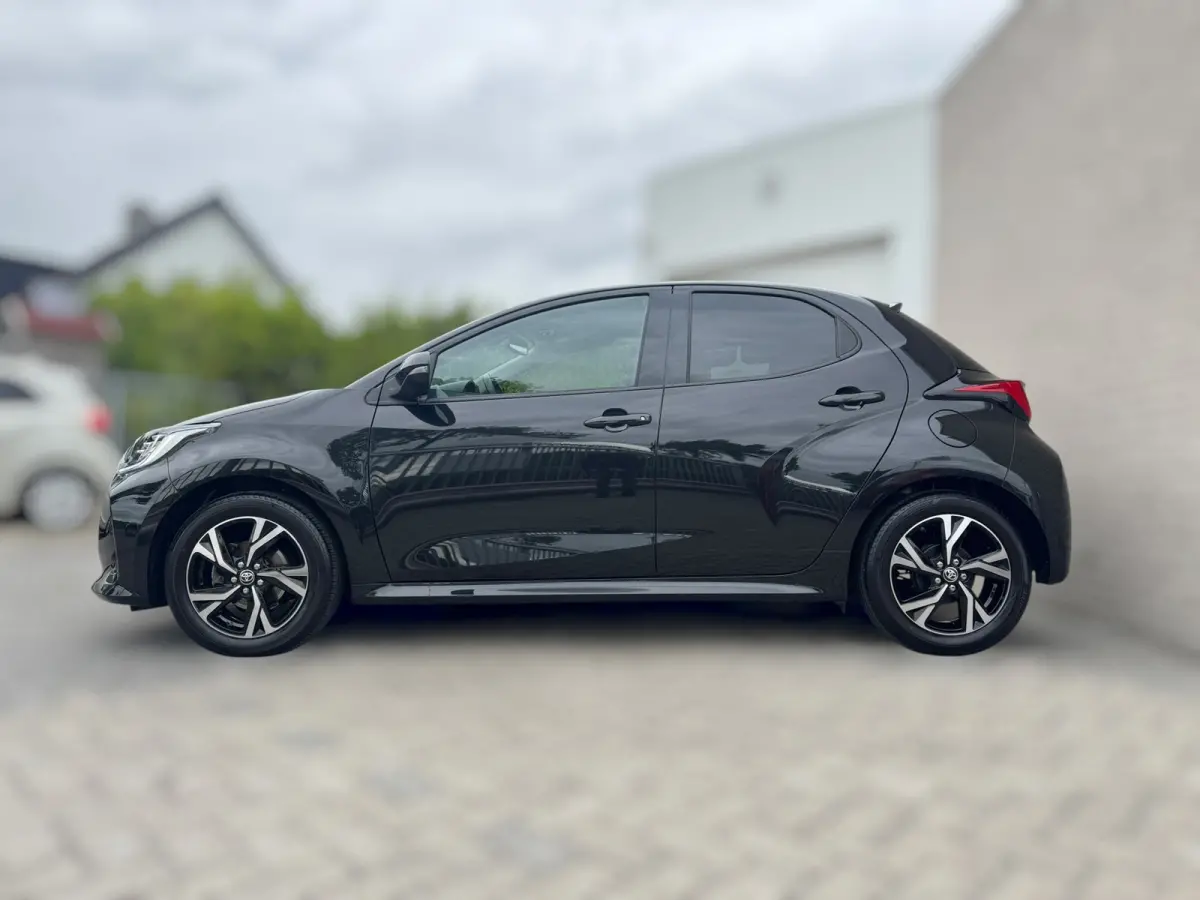 1.5 VVT-i First Edition LED / CARPLAY / STOELVERW. / CAMERA / LANE ASSIST / CRUISE CONTROL / DEALER OND.