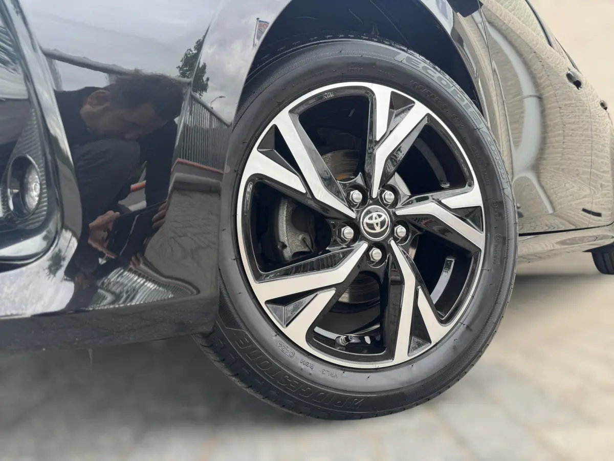 1.5 VVT-i First Edition LED / CARPLAY / STOELVERW. / CAMERA / LANE ASSIST / CRUISE CONTROL / DEALER OND.