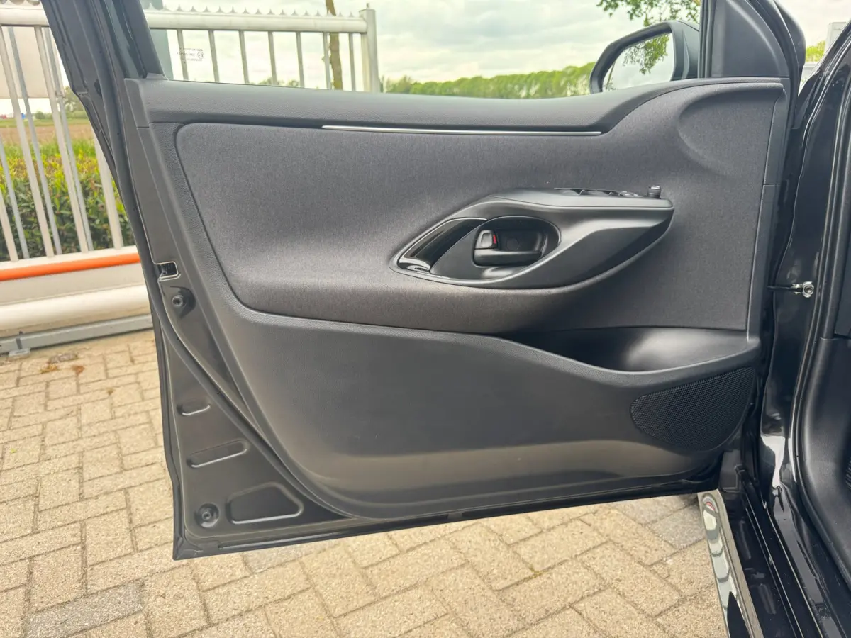 1.5 VVT-i First Edition LED / CARPLAY / STOELVERW. / CAMERA / LANE ASSIST / CRUISE CONTROL / DEALER OND.