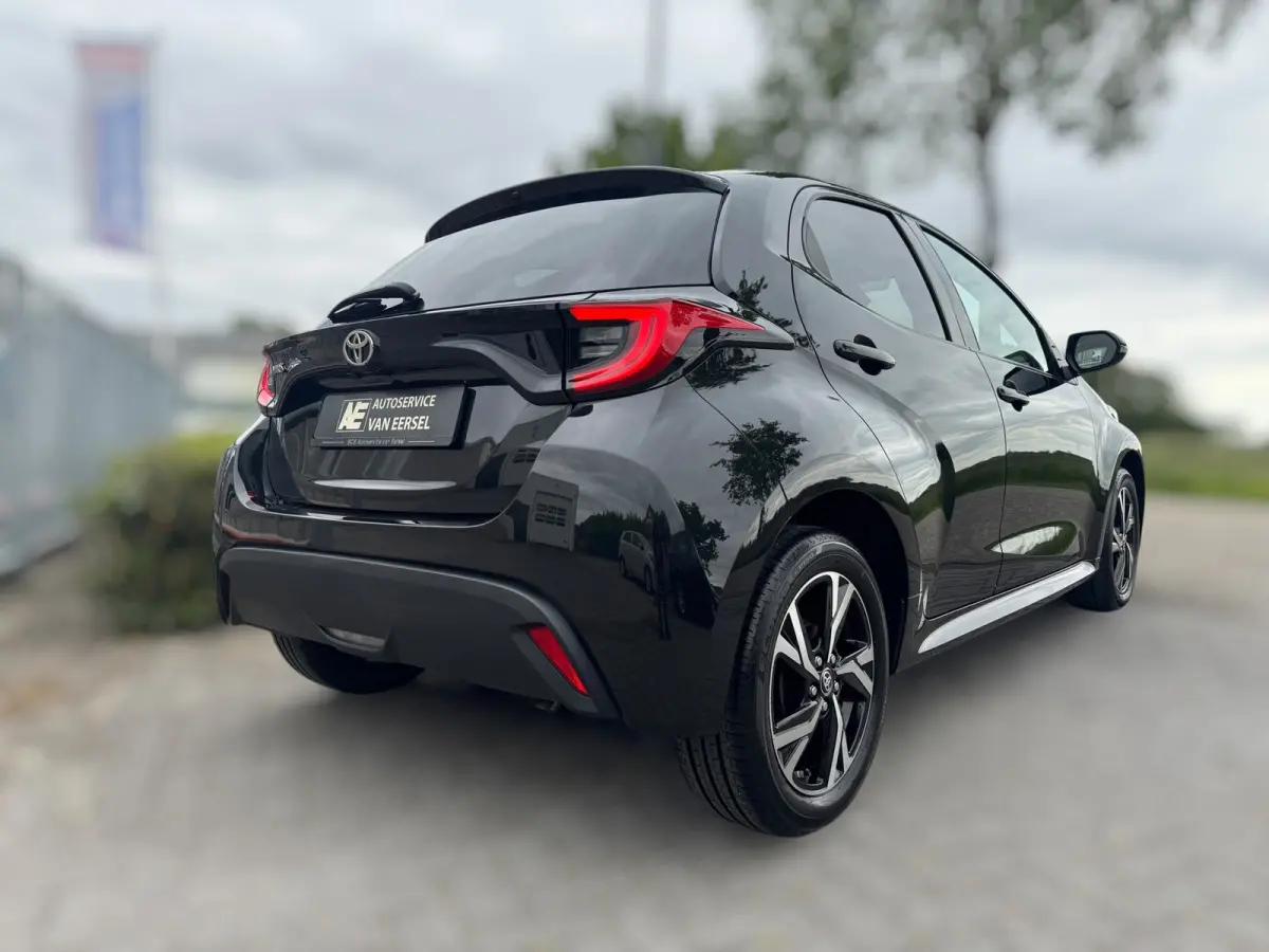 1.5 VVT-i First Edition LED / CARPLAY / STOELVERW. / CAMERA / LANE ASSIST / CRUISE CONTROL / DEALER OND.
