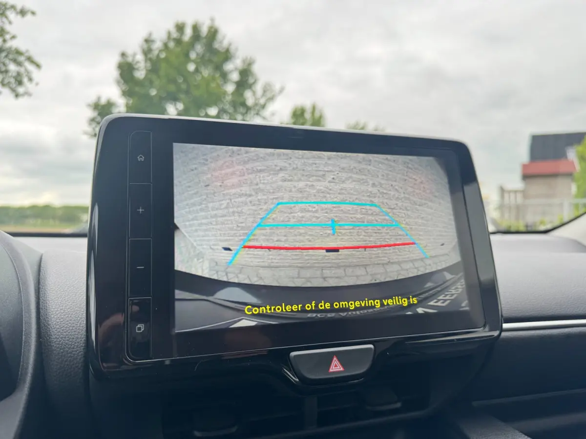1.5 VVT-i First Edition LED / CARPLAY / STOELVERW. / CAMERA / LANE ASSIST / CRUISE CONTROL / DEALER OND.