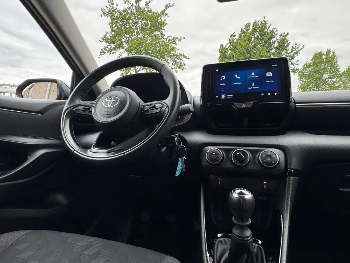 1.5 VVT-i First Edition LED / CARPLAY / STOELVERW. / CAMERA / LANE ASSIST / CRUISE CONTROL / DEALER OND.