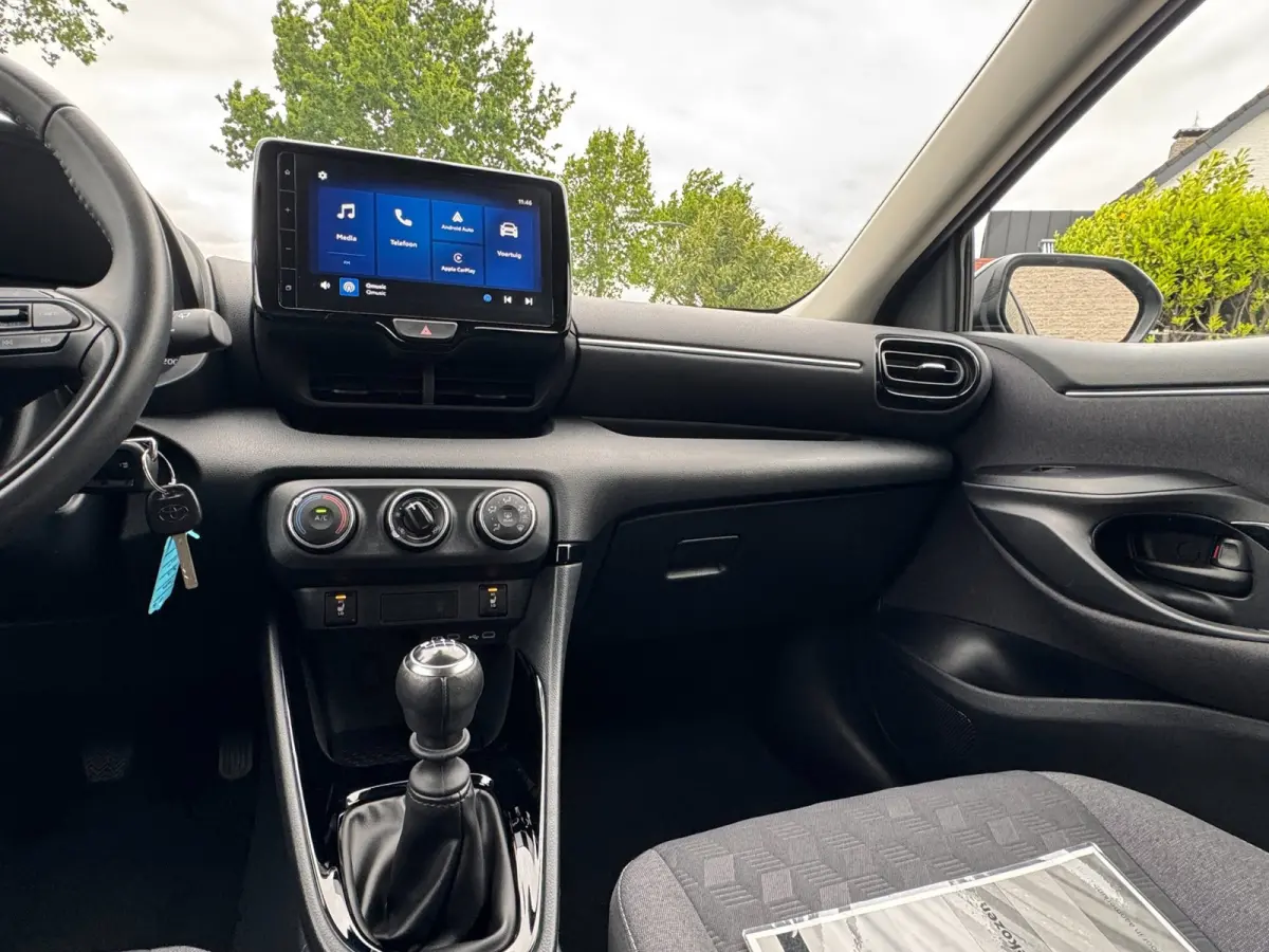 1.5 VVT-i First Edition LED / CARPLAY / STOELVERW. / CAMERA / LANE ASSIST / CRUISE CONTROL / DEALER OND.
