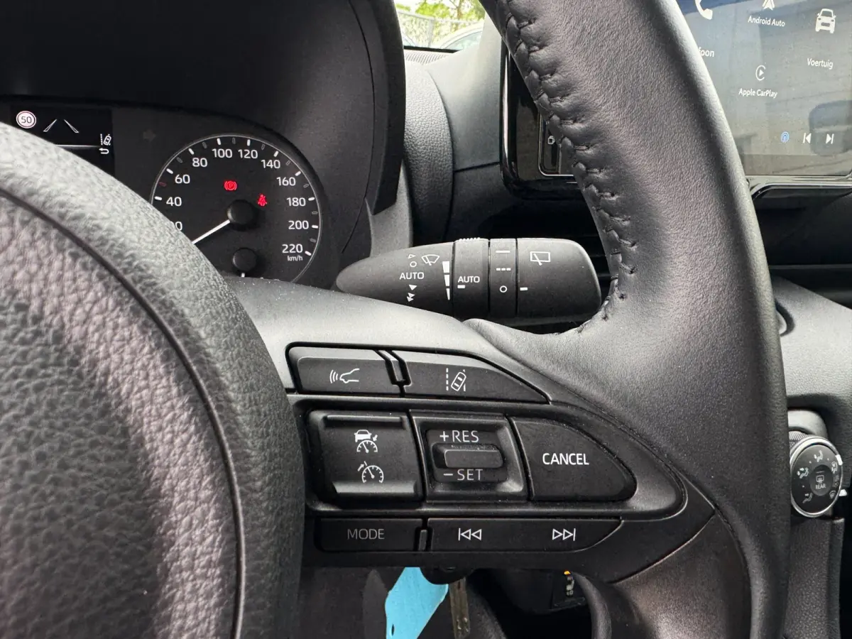 1.5 VVT-i First Edition LED / CARPLAY / STOELVERW. / CAMERA / LANE ASSIST / CRUISE CONTROL / DEALER OND.