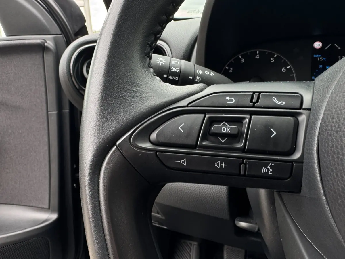 1.5 VVT-i First Edition LED / CARPLAY / STOELVERW. / CAMERA / LANE ASSIST / CRUISE CONTROL / DEALER OND.